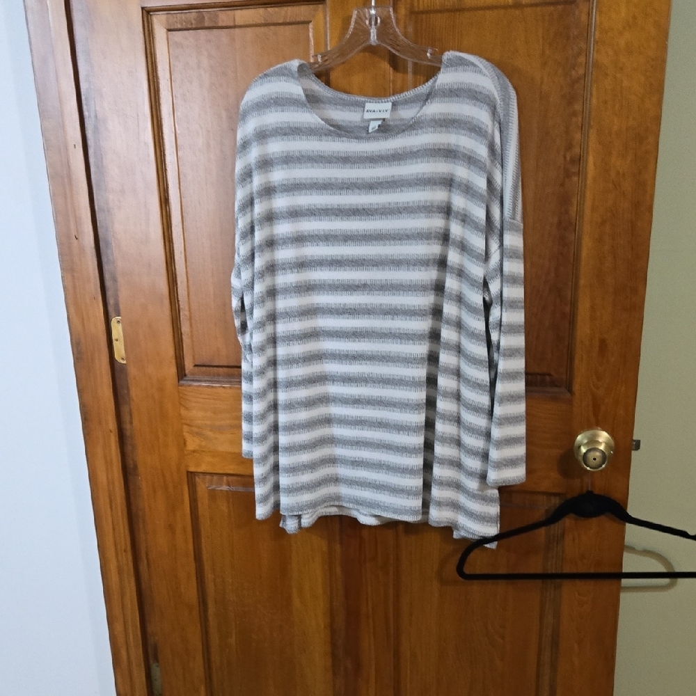 Ava & Viv White and Gray Long Sleeve Boxy Tunic NWOT